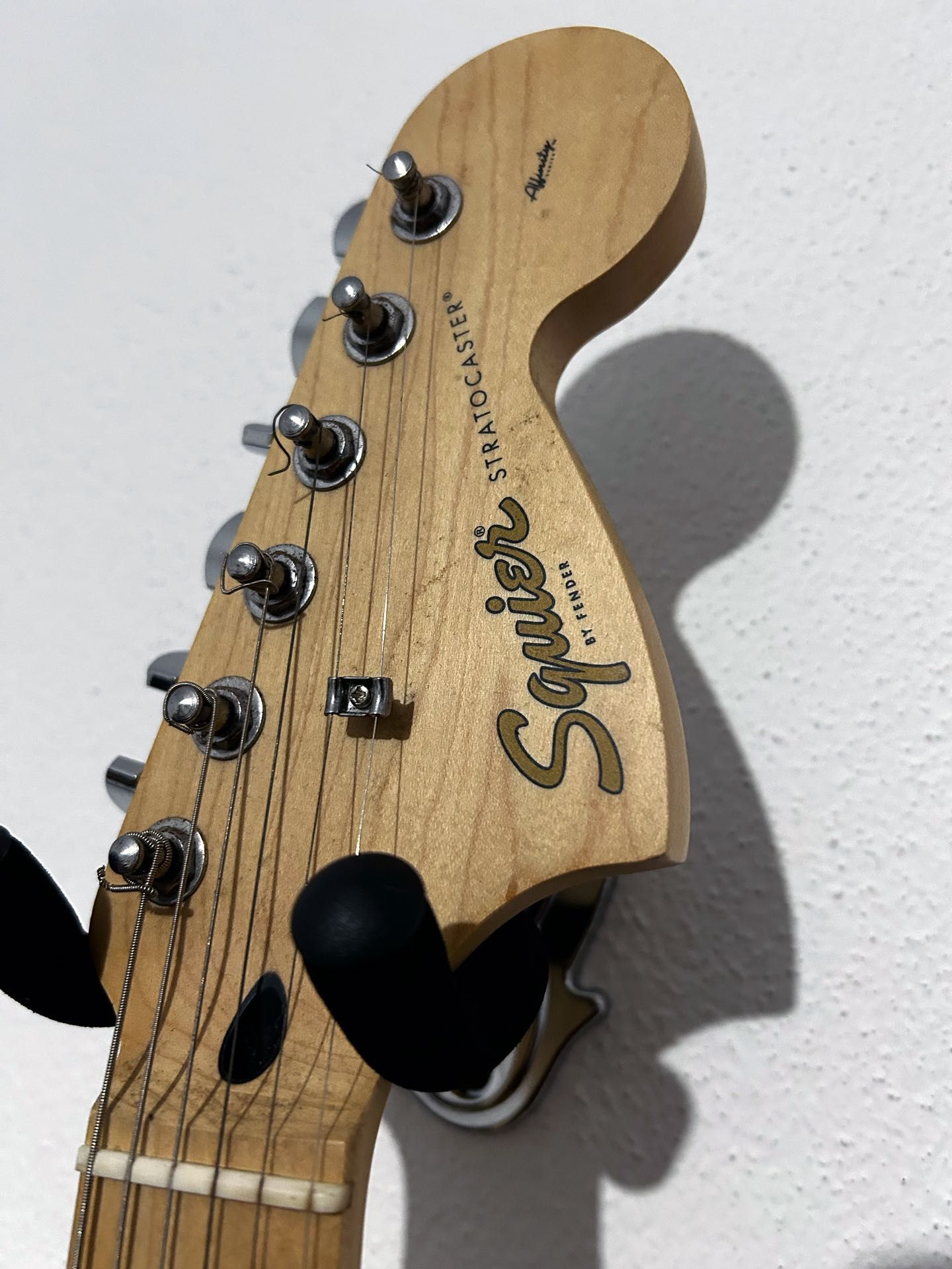guitarra eléctrica Fender Squier Stratocaster + amplificador Marshall