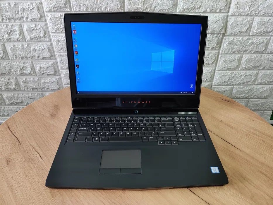 Dell Alienware 17R4 i7-7820HK 16gb-RAM GTX 1080 SSD 500gb Windows 11