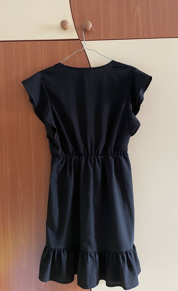 Продам чорну сукню (плаття)