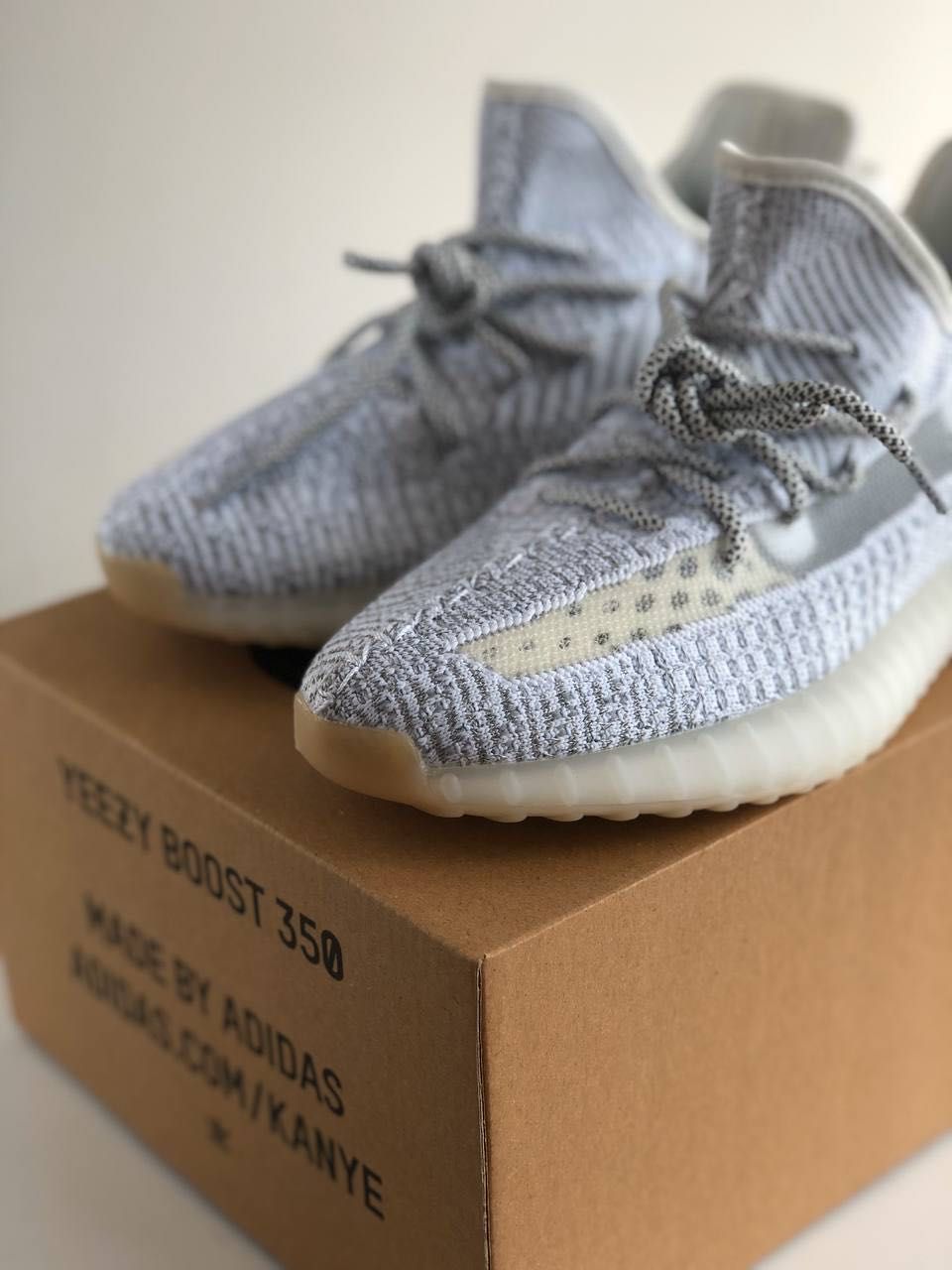 Женские кроссовки Adidas YEEZY BOOST 350 V2 "Static" Размеры 36-40