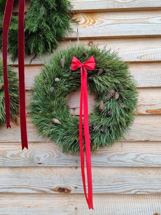 Новорічний різдвяний вінок, вінок із сосни, ялівця. Гірлянда. Ялинка