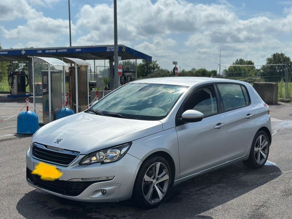 Peugeot 308 1.6 HDI 90KM 2015r  manuał lekko uszkodzony