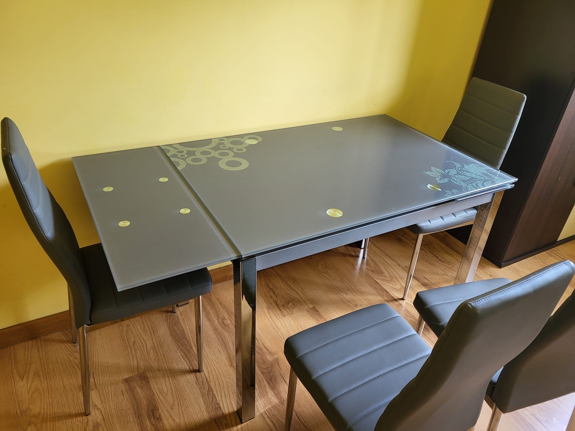 Szklany stół rozkładany z krzesłami