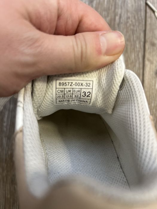 Білі дитячі кросівки