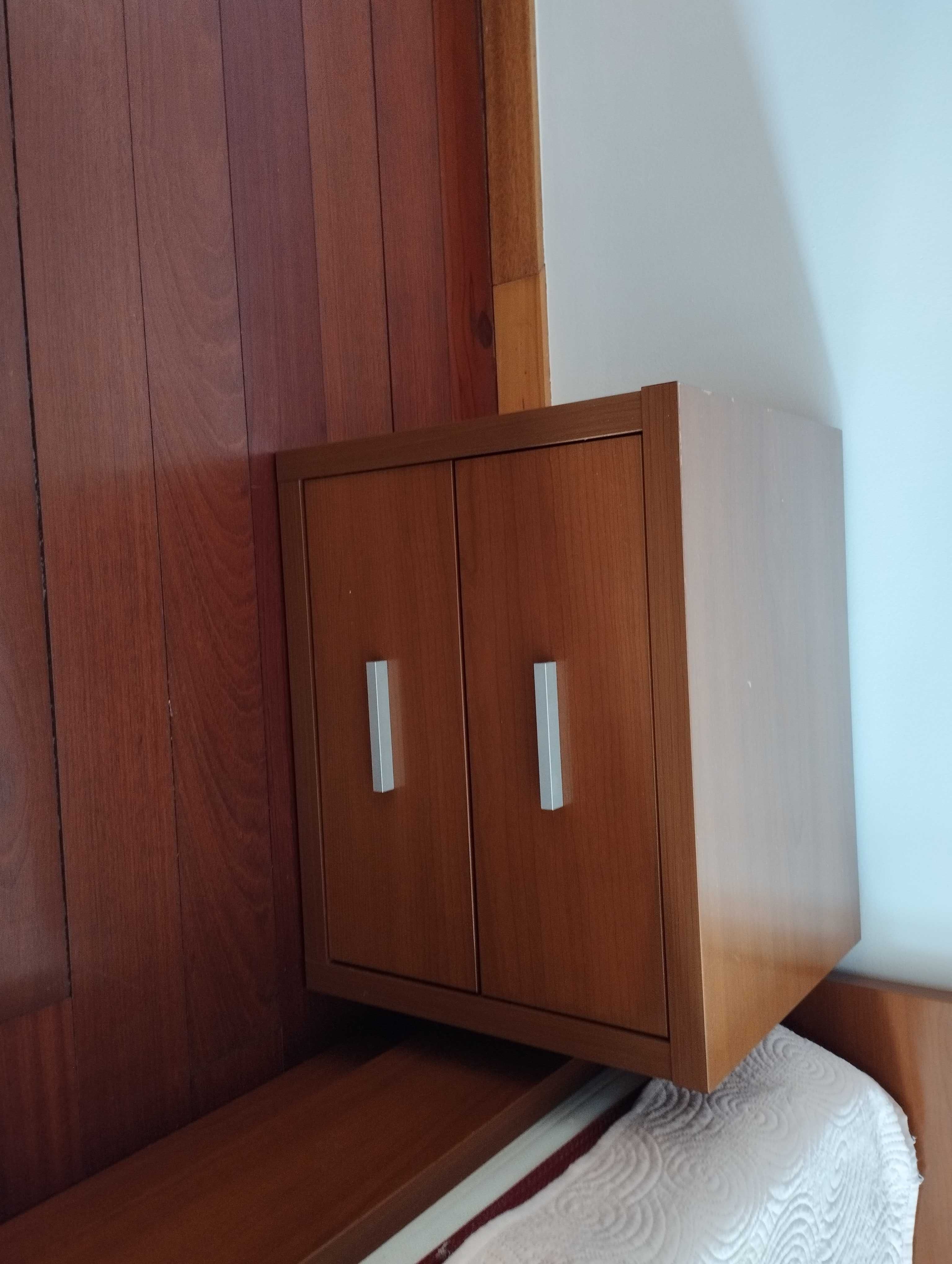 Cama casal king size c/estrado mesinhas e comoda - Bom estado