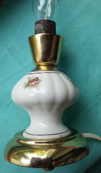 Lampka porcelanowa PRL- POLAM z motywem miłość wiedeńska.