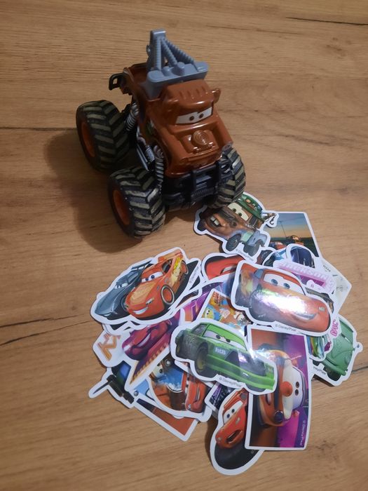 Auto złomek plus dużo naklejek z zygzaka McQueena