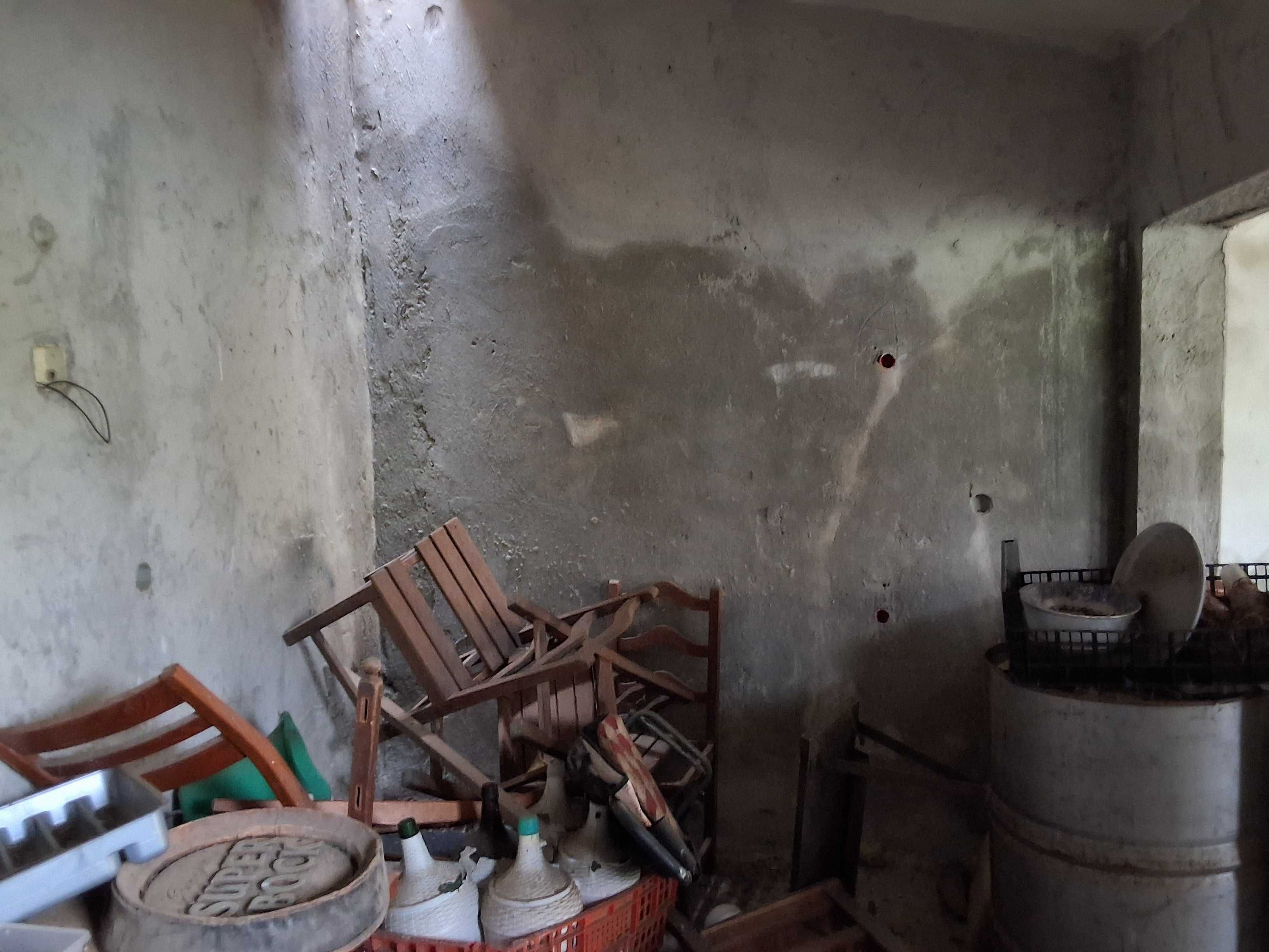 Casa em ruinas e Anexo por acabar