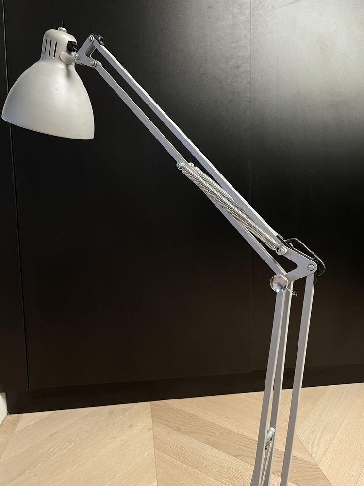 Srebrna metalowa lampka biurkowa