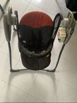 Cadeira de baloiço para bébé, tipo espreguiçadeira.