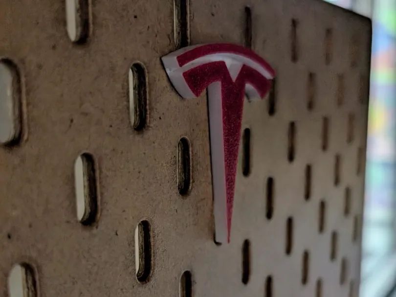 Logótipo Tesla para SKADIS