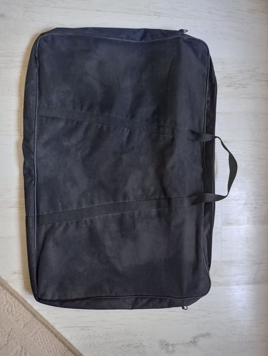 Czarny pokrowiec na kamizelkę