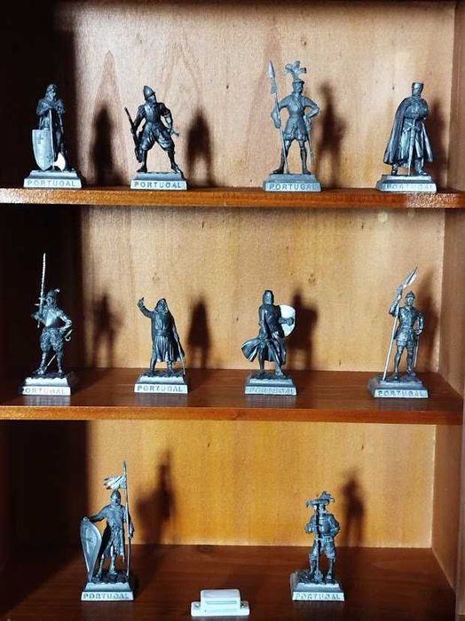 Movel Armário Vitrine com 10 Cavaleiros medieval Estanho