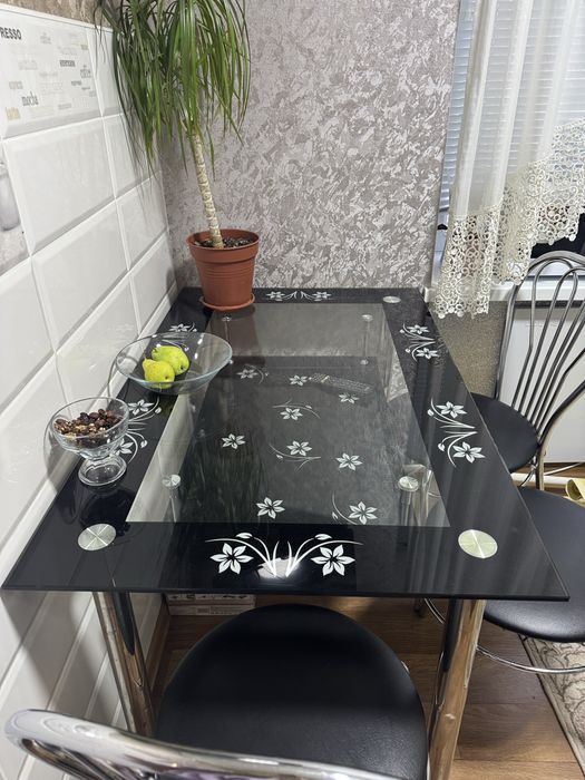Продам стол стекляный