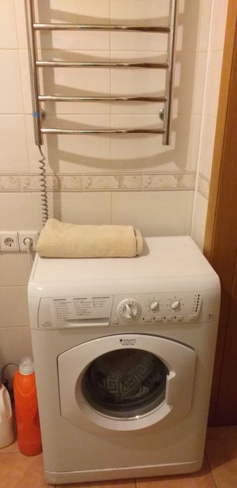 Здається простора світла  кімната в приватному будинку