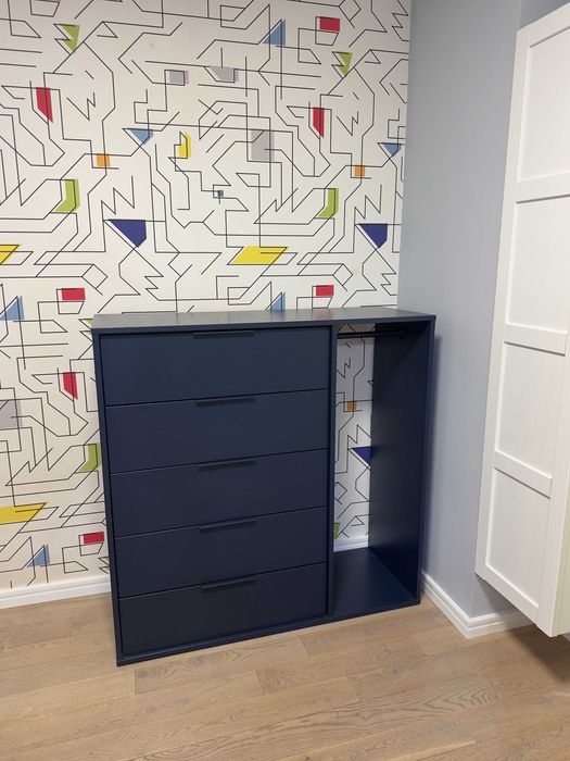 Komoda IKEA Nordmela z drążkiem na ubrania, granatowa