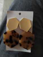 Brincos compridos em metal dourado e acrilico preto e castanho NOVOS