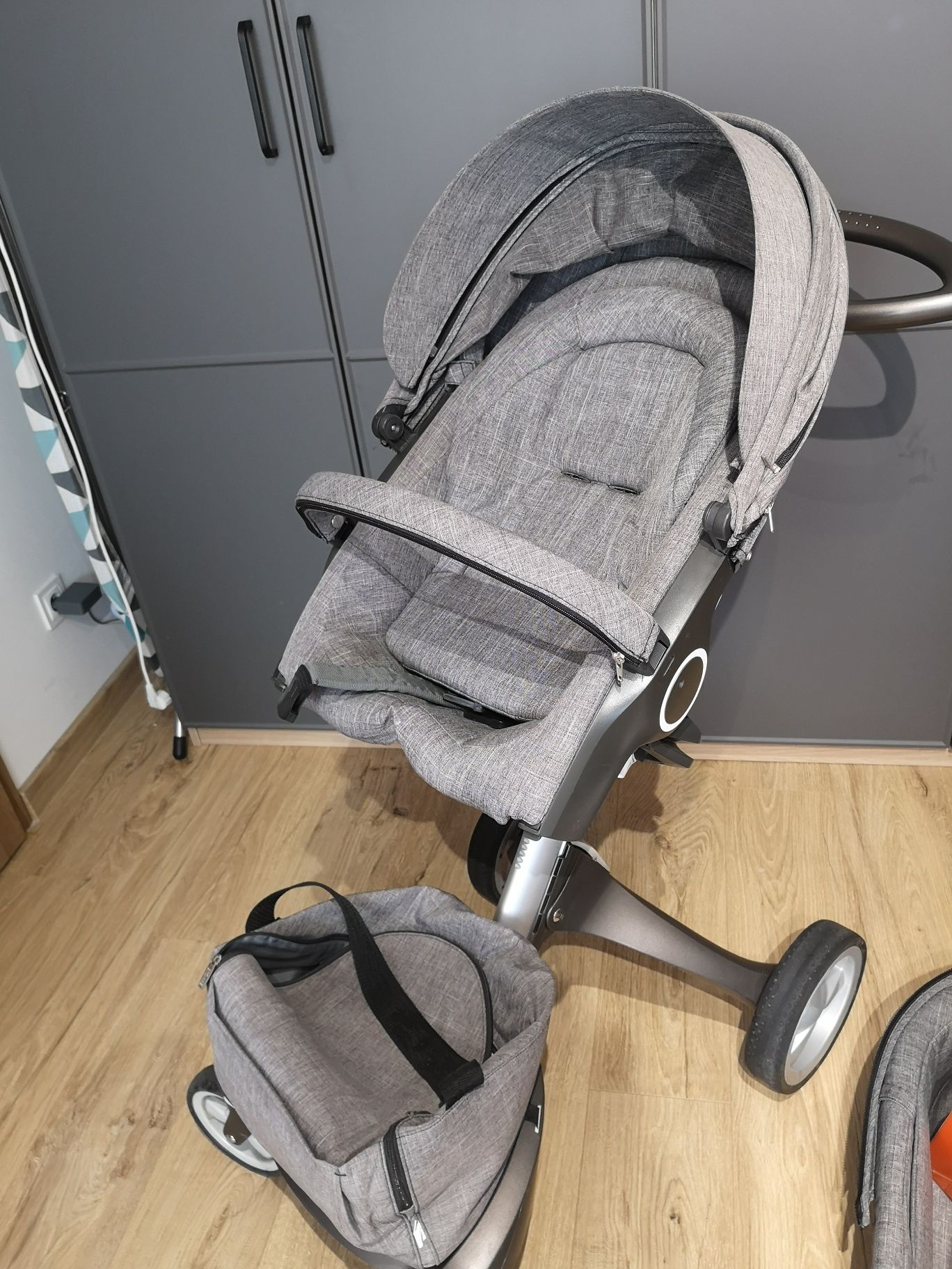 Obniżka. Super stan. Wózek 2w1 Stokke Xplory V4 Black Melange gondola