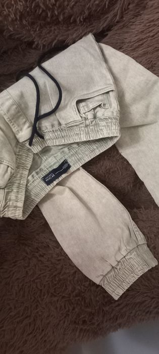 Спортивні кросівки