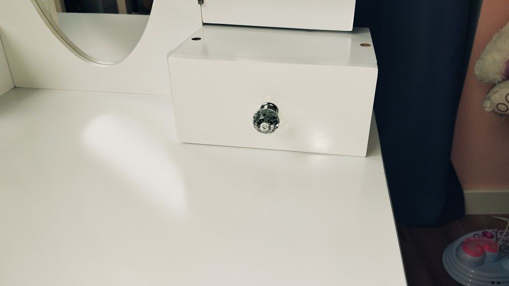 Toaletka biała z kryształkami