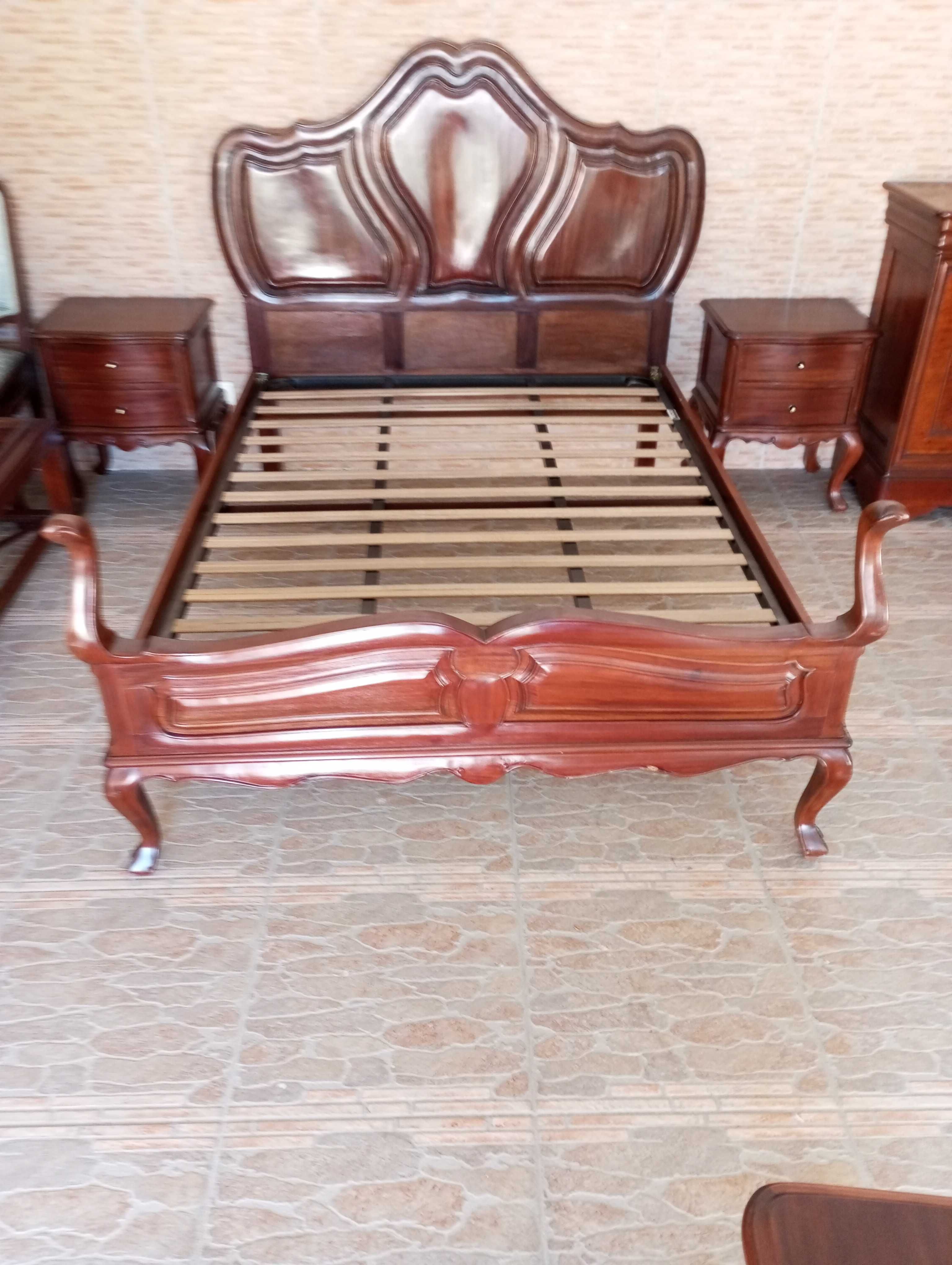 Cama de casal,estrado,mesinhas,cadeira,comoda.