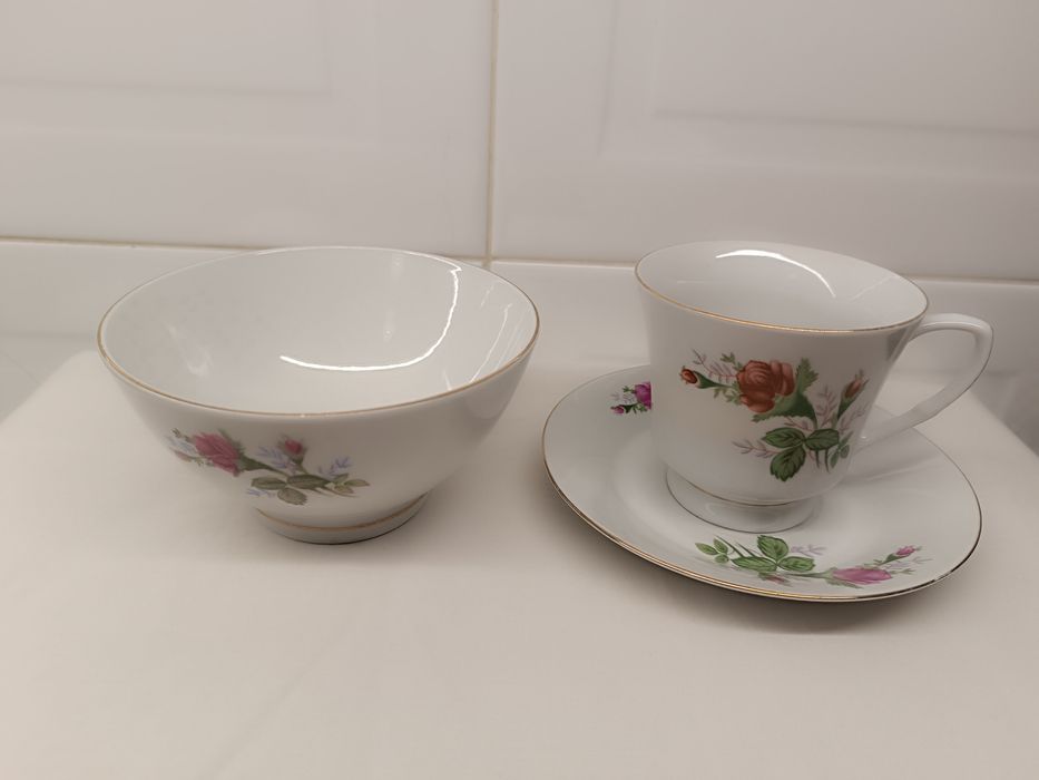 Conjunto Porcelana Antigo. Chávena, Pires e Tigela