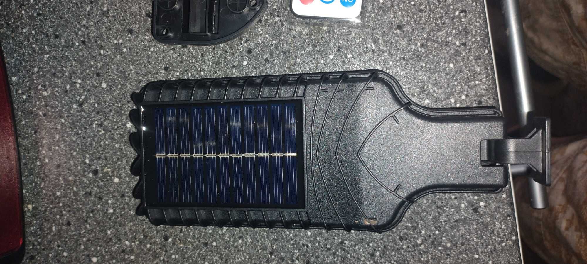 Lampa zewnętrzna solarna , czujnik ruchu oraz zmierzchu. Plus pilot.