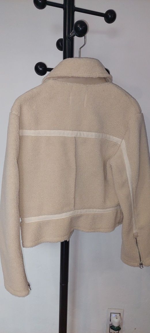 Casaco de efeito pelo da Bershka