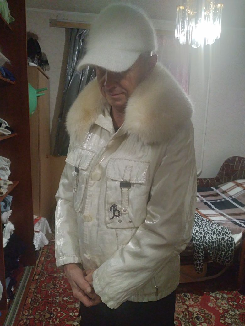 Продам куртку с белым