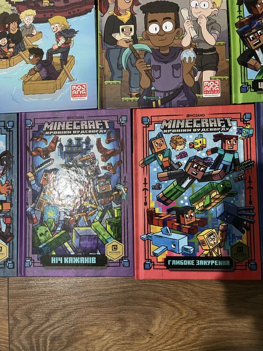 Книги Minecraft (збірник із шести книг) та два тома з коміксами