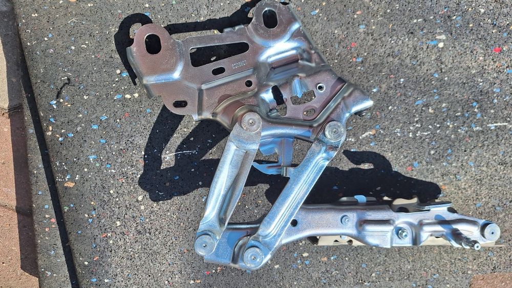 Zawias maski BMW x1 lewy,prawy  nowy