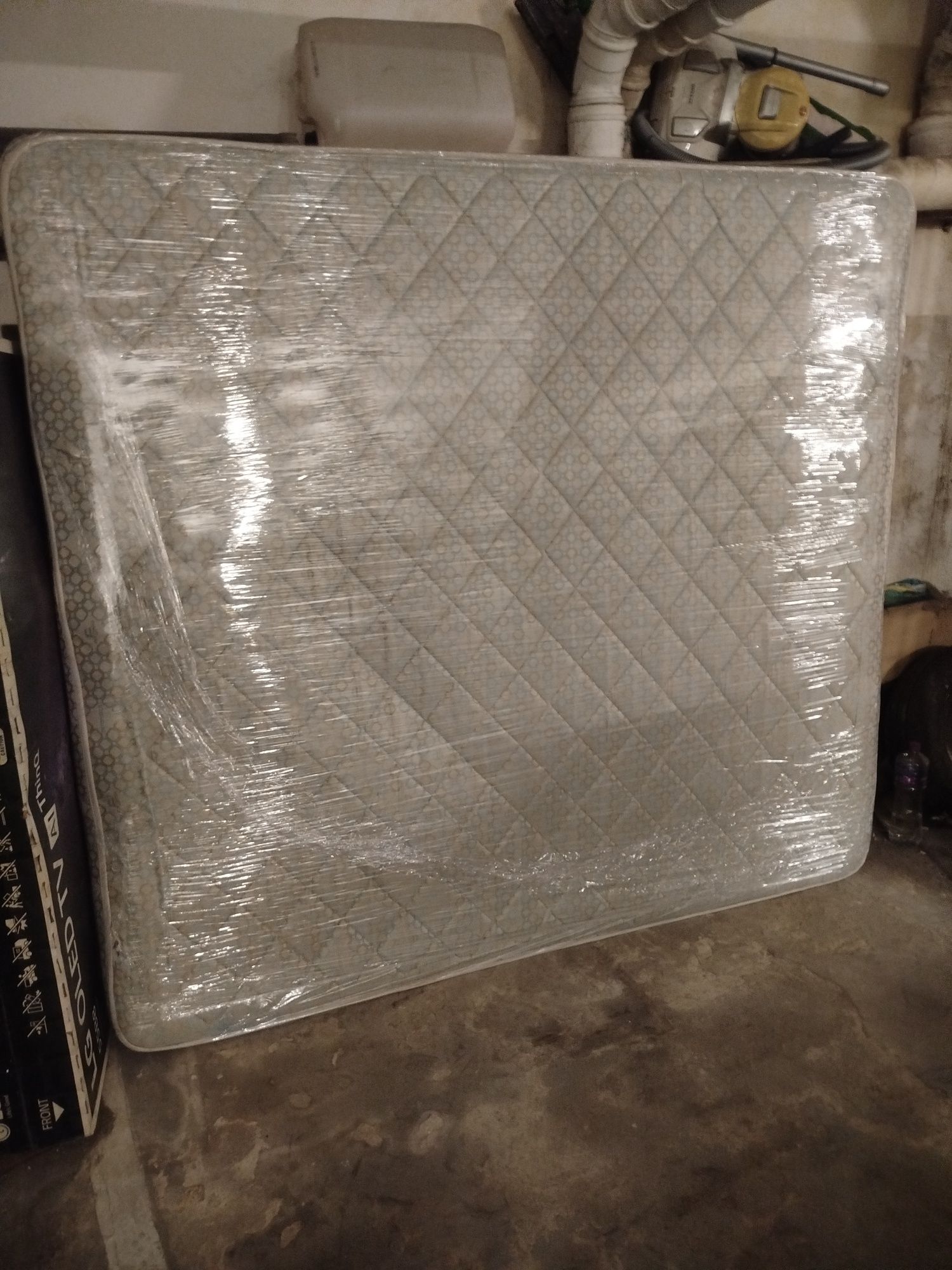 Estrutura de cama de casal + colchão