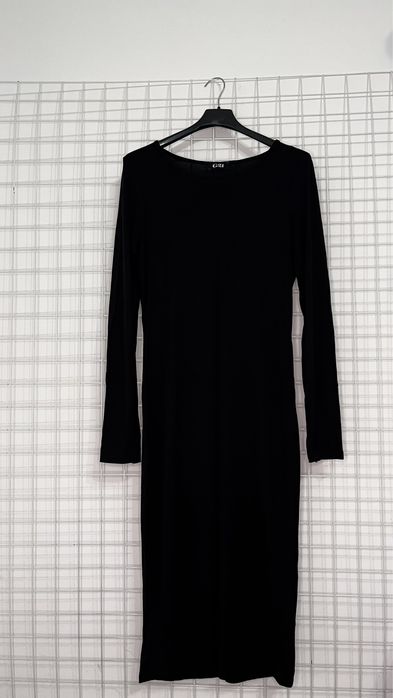 Чорне, довге жіноче плаття