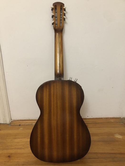 Радянська гітара зі звукознімачем