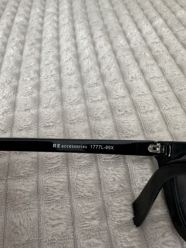 Czarne kocie okulary  przeciwsłoneczne Reserved zlote dodatki