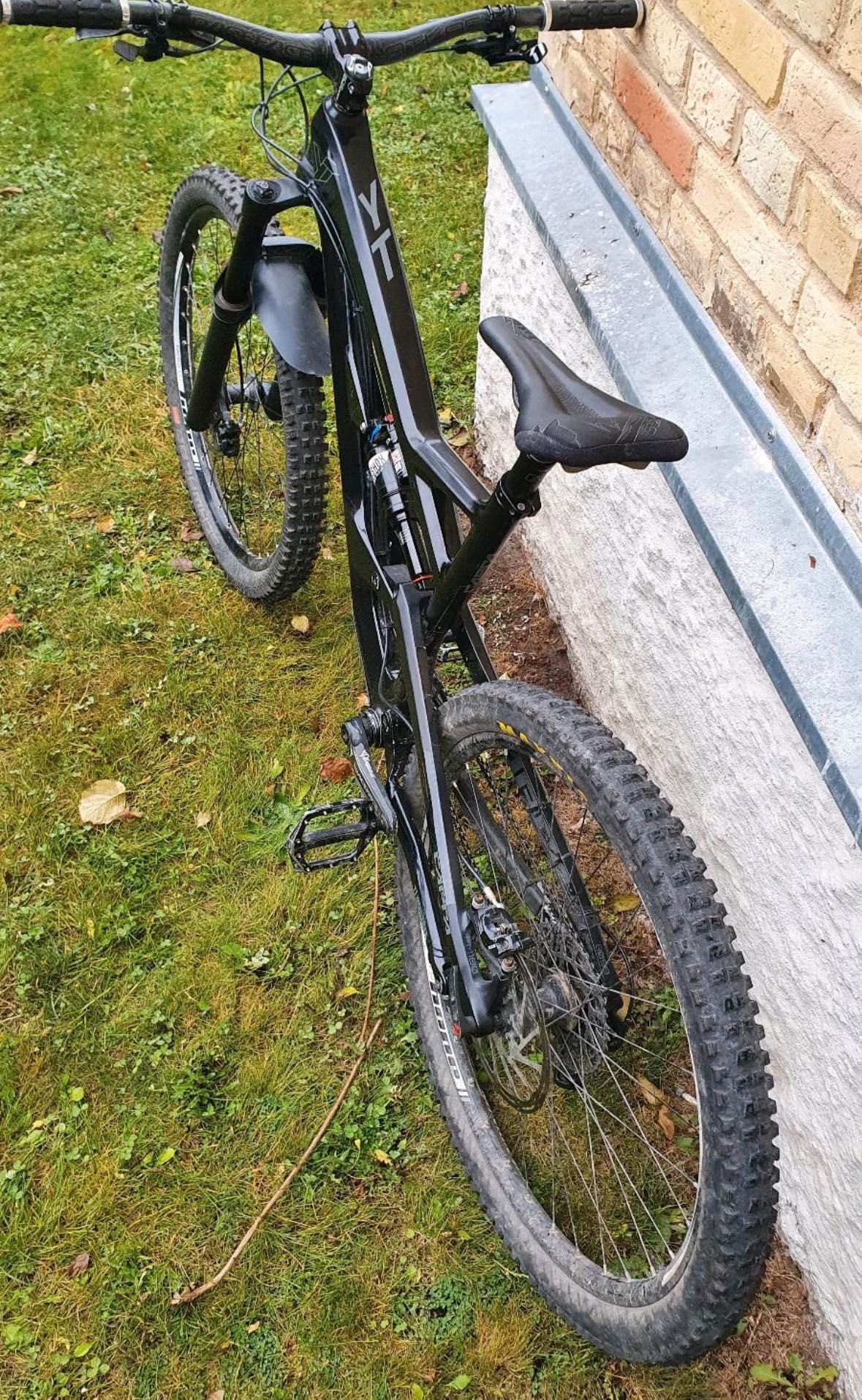 YT Capra CF 2017 M 27,5 Carbon RS Lyrik Monarch RaceFace Guide