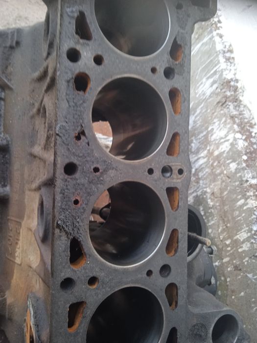 Блок двигуна з поршнями ваз 2107