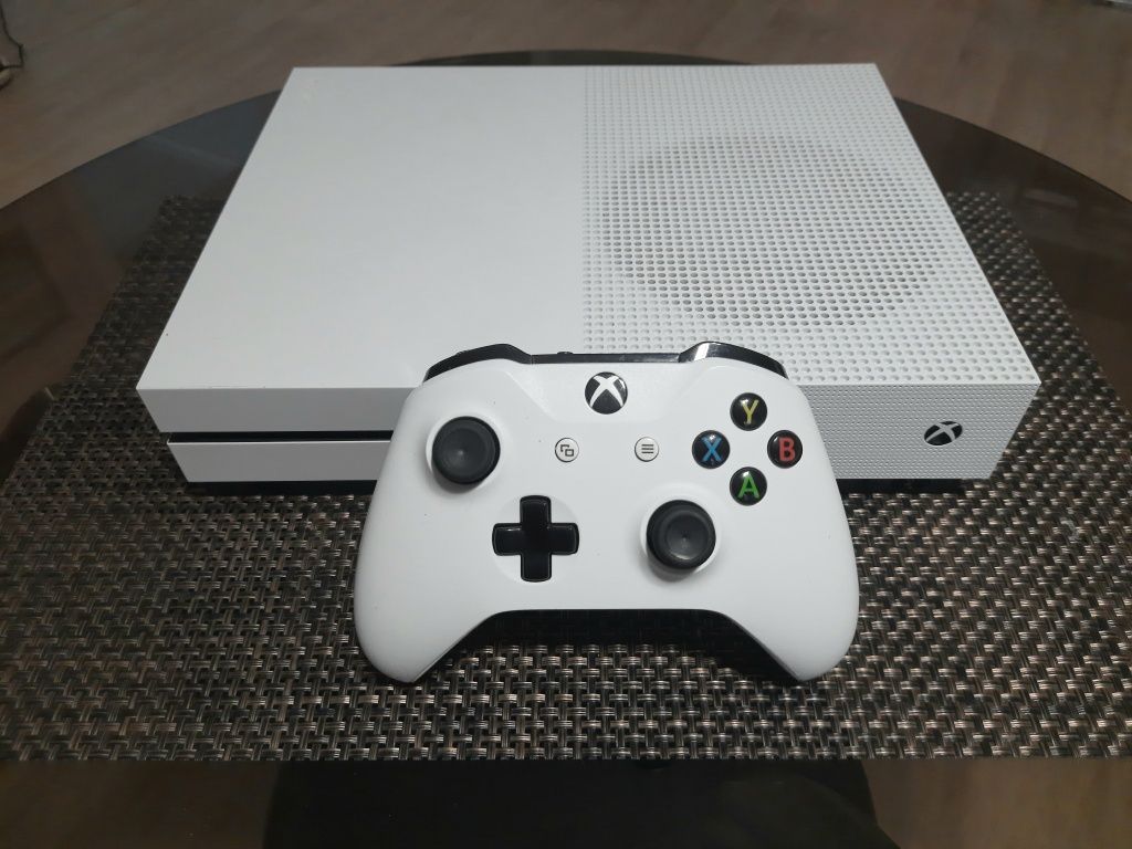 Xbox One S 1tb + геймпад