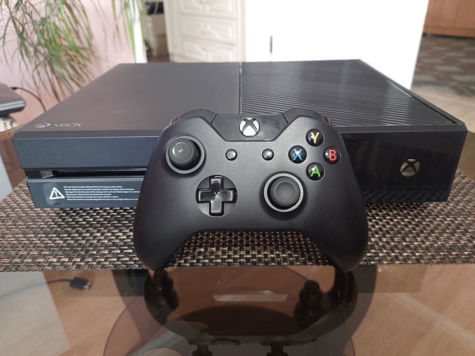 Xbox one 500gb + геймпад + игры