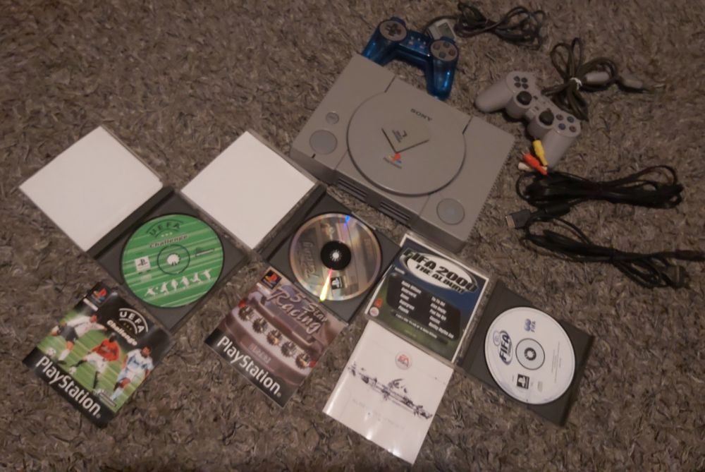 Ps1 fat com jogos 2 comandos e cartão de memória.