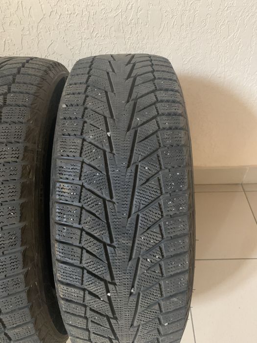 Шини/Резина/Гума зимова Hankook Winter I*Cept iZ2 W616 215/60 R17