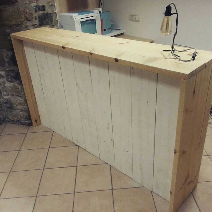 Drewniana recepcja, lada, bar