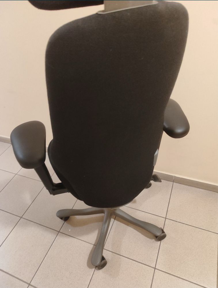Forel ergonomiczny Kinnarps 600 Plus z zagłówkiem, czarny