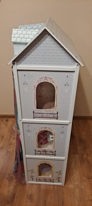 Duży drewniany domek dla lalek