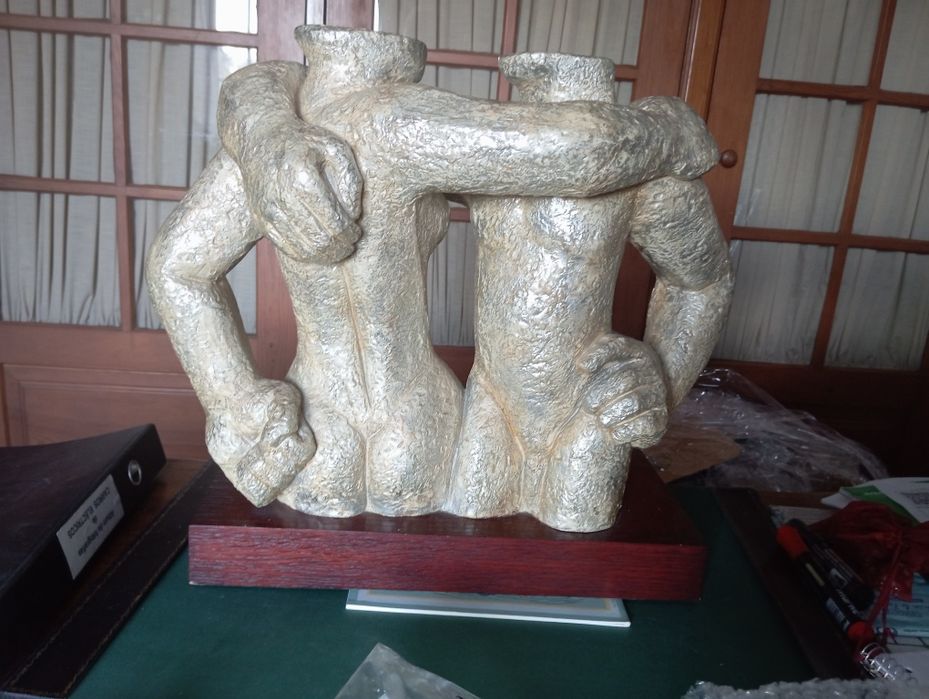 Escultura autoria desconhecida(Abraço)