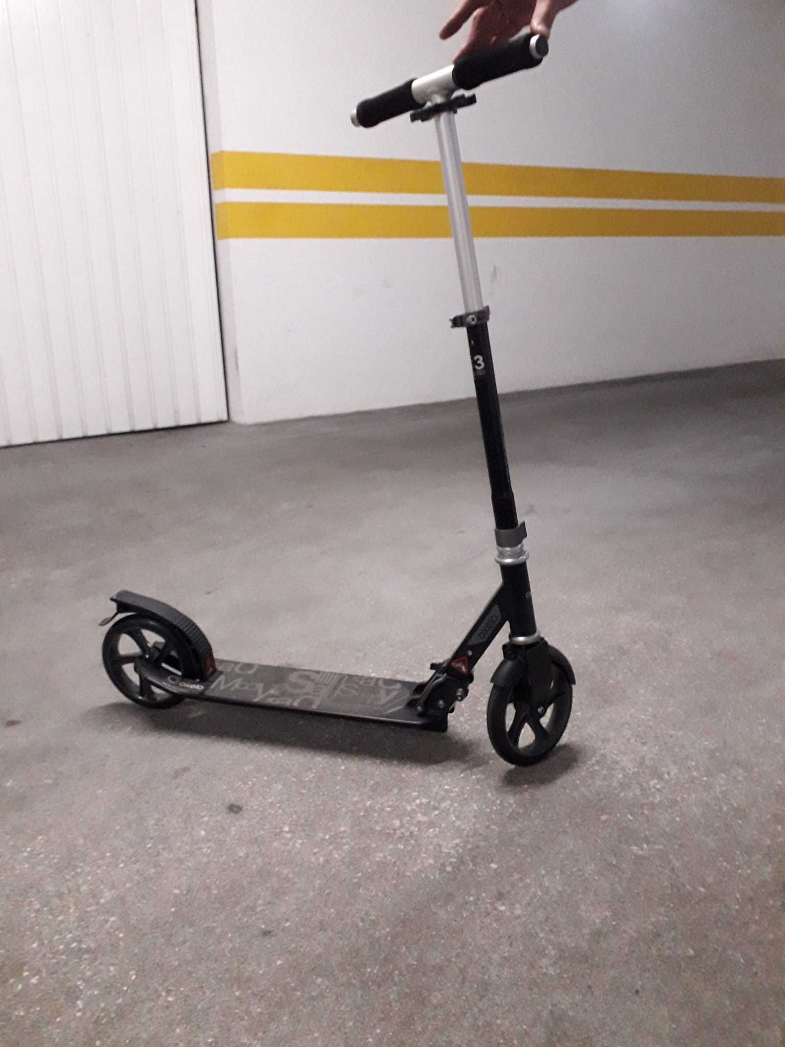 Trotinete para Criança com guiador extensível e capacete