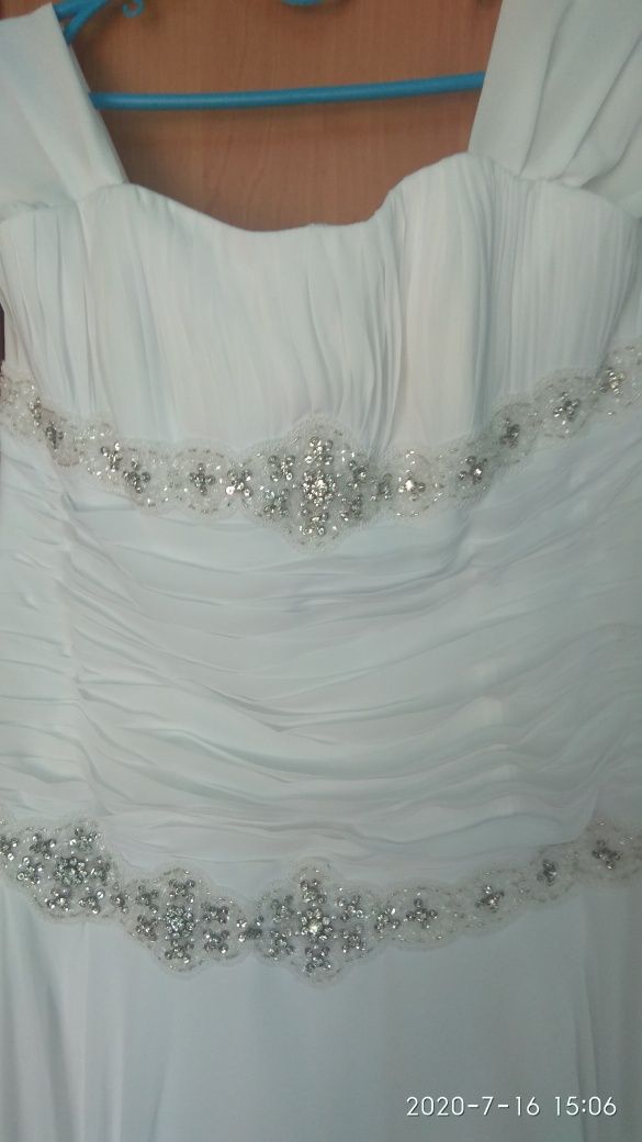 Весільне плаття білого кольору