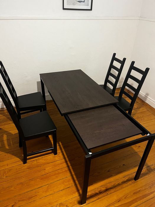 Conjunto de mesa e cadeiras