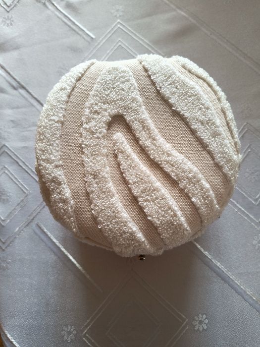 beżowa szkatułka na biżuterię