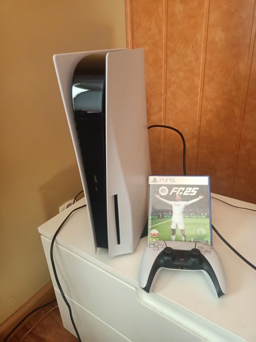 PlayStation 5 pad plus FIFA 25